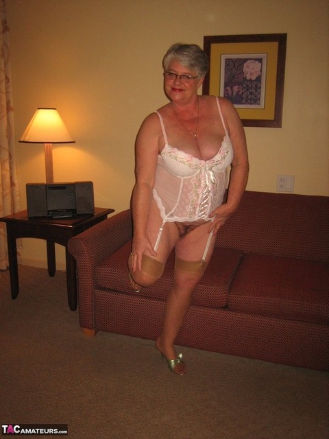 Amateur granny on the heavy side shows her pussy in lingerie and tan nylons | Фото 10