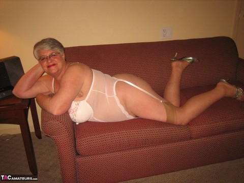 Amateur granny on the heavy side shows her pussy in lingerie and tan nylons | Фото 15