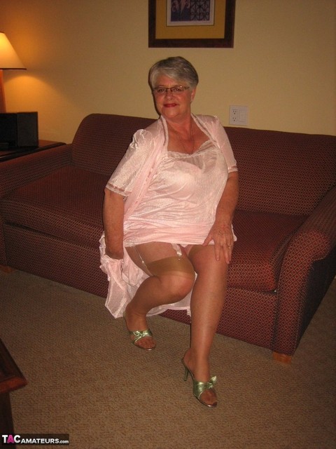 Amateur granny on the heavy side shows her pussy in lingerie and tan nylons | Фото 4