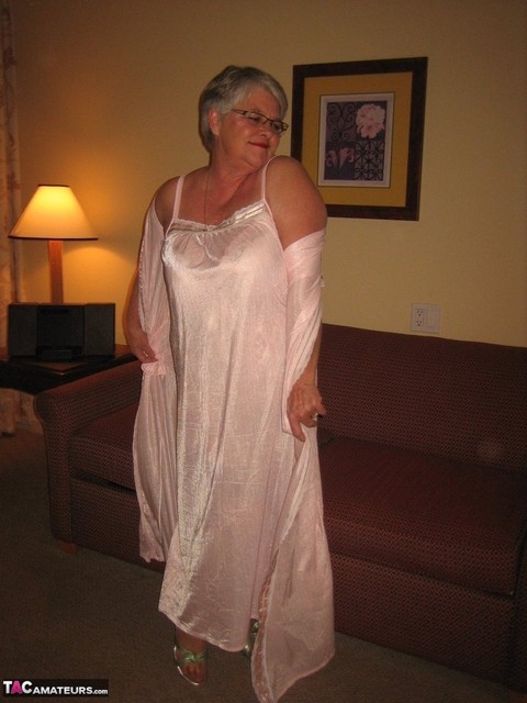 Amateur granny on the heavy side shows her pussy in lingerie and tan nylons | Фото 6