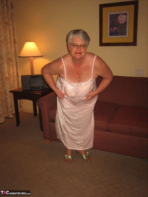 Amateur granny on the heavy side shows her pussy in lingerie and tan nylons | Фото 7