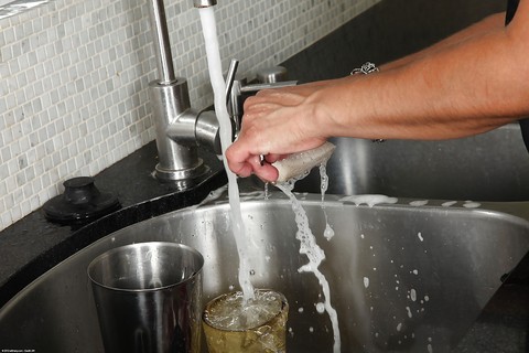 Lustful mature with fatty curves makes some wet action in the kitchen | Фото 1