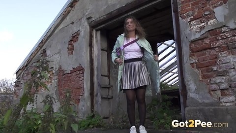 White girl Rita takes a piss by an abandoned building while taking a shortcut | Фото 15