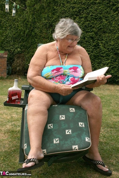 Naughty amateur granny Libby inserting a bottle in her fat pussy in the garden | Фото 1