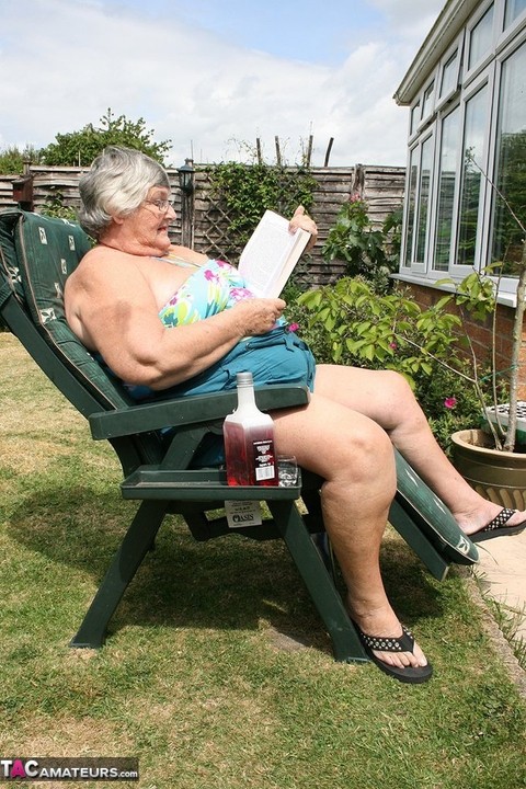 Naughty amateur granny Libby inserting a bottle in her fat pussy in the garden | Фото 2