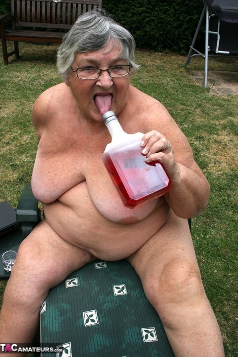 Naughty amateur granny Libby inserting a bottle in her fat pussy in the garden | Фото 20