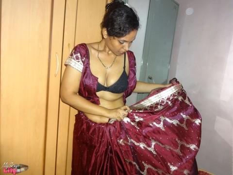 Clothed Indian woman strips to her black bra and underskirt | Фото 13