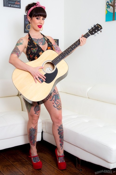 Long legged tattooed MILF Dollie Darko undressing to show spread ass | Фото 2