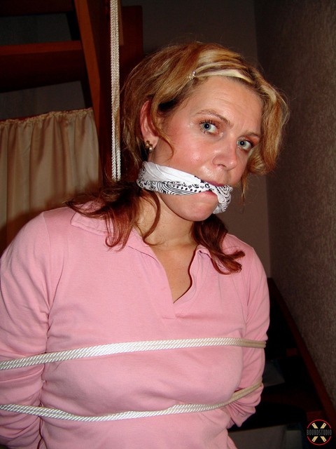 Clothed girl Blonde Lea is cleave gagged while bound with rope | Фото 10