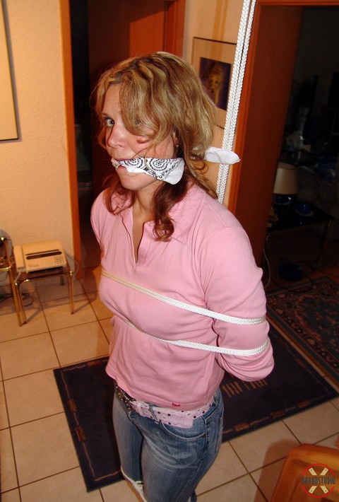 Clothed girl Blonde Lea is cleave gagged while bound with rope | Фото 15