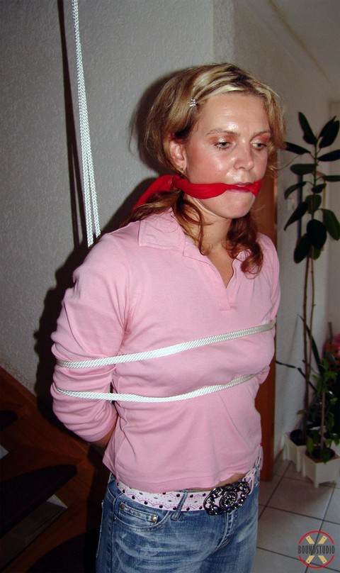 Clothed girl Blonde Lea is cleave gagged while bound with rope | Фото 4