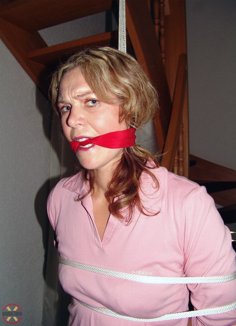 Clothed girl Blonde Lea is cleave gagged while bound with rope | Фото 5