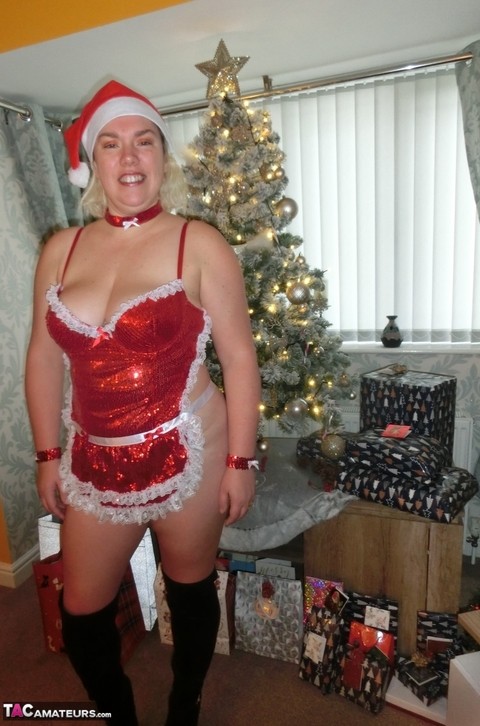 Busty blonde Barby masturbates her shaved pussy near the Christmas tree | Фото 1