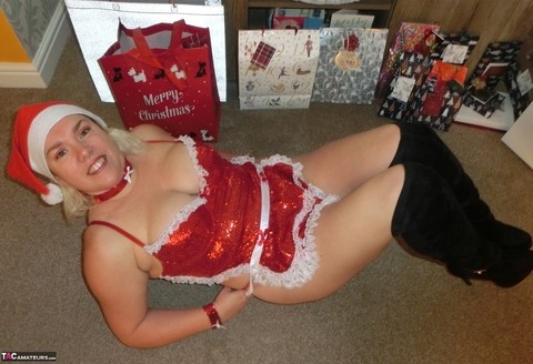 Busty blonde Barby masturbates her shaved pussy near the Christmas tree | Фото 3