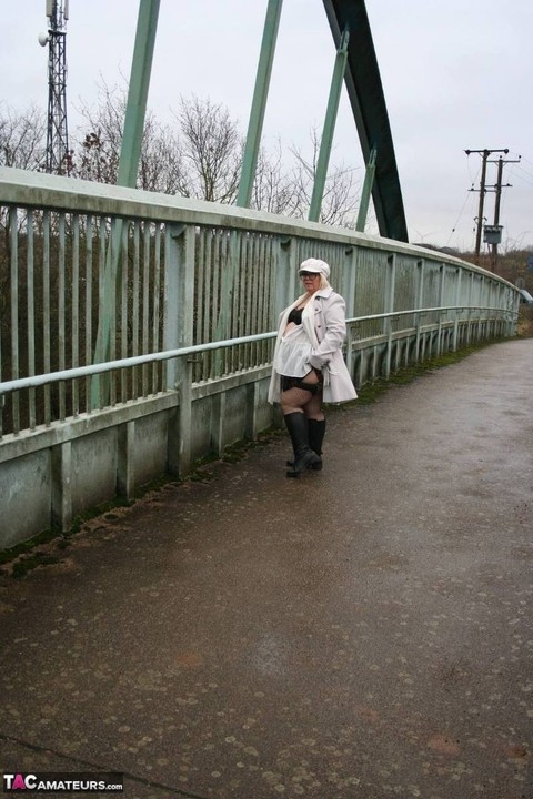 UK fatty Lexie Cummings shows her big ass on an pedestrian bridge | Фото 10