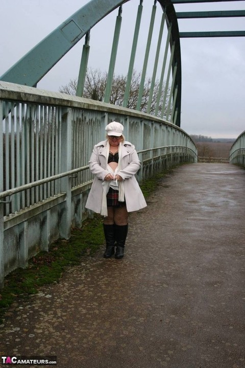 UK fatty Lexie Cummings shows her big ass on an pedestrian bridge | Фото 11