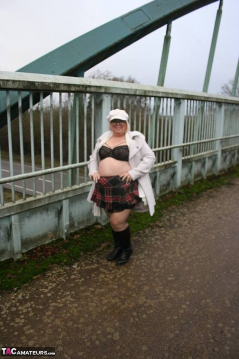 UK fatty Lexie Cummings shows her big ass on an pedestrian bridge | Фото 12