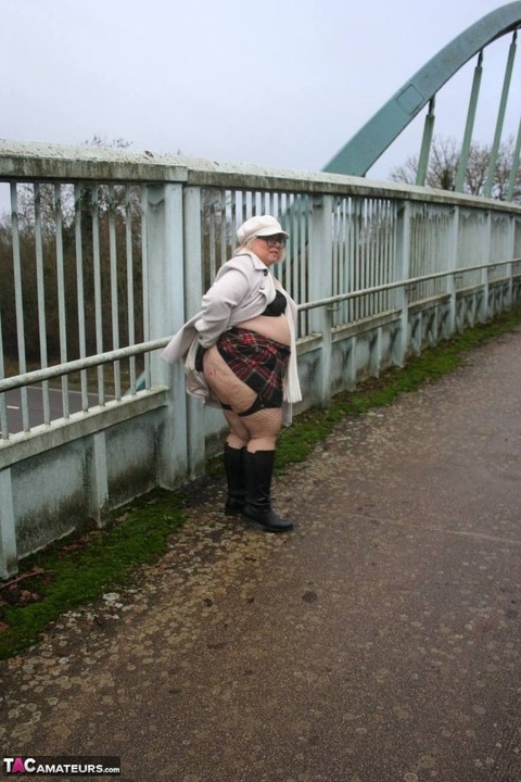 UK fatty Lexie Cummings shows her big ass on an pedestrian bridge | Фото 13