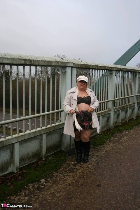 UK fatty Lexie Cummings shows her big ass on an pedestrian bridge | Фото 14