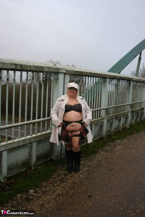 UK fatty Lexie Cummings shows her big ass on an pedestrian bridge | Фото 15