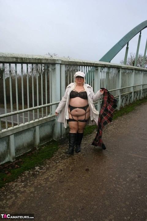 UK fatty Lexie Cummings shows her big ass on an pedestrian bridge | Фото 16