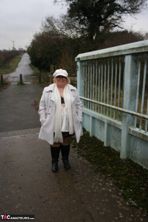 UK fatty Lexie Cummings shows her big ass on an pedestrian bridge | Фото 4