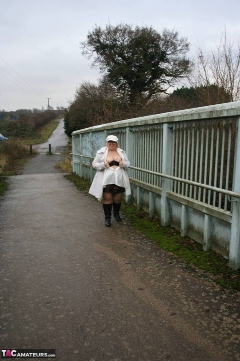 UK fatty Lexie Cummings shows her big ass on an pedestrian bridge | Фото 5