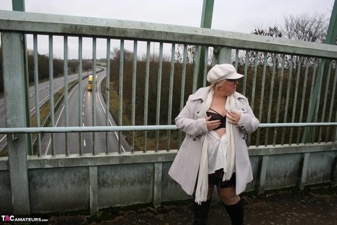 UK fatty Lexie Cummings shows her big ass on an pedestrian bridge | Фото 7