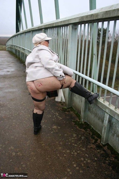 UK fatty Lexie Cummings shows her big ass on an pedestrian bridge | Фото 9