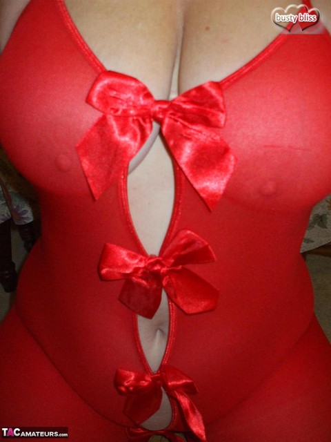 Aged amateur Busty Bliss slurps on a cold beverage while modeling red lingerie | Фото 1