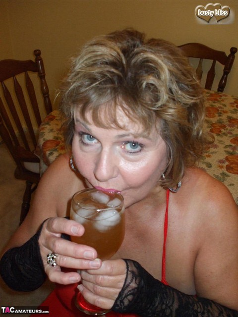 Aged amateur Busty Bliss slurps on a cold beverage while modeling red lingerie | Фото 14