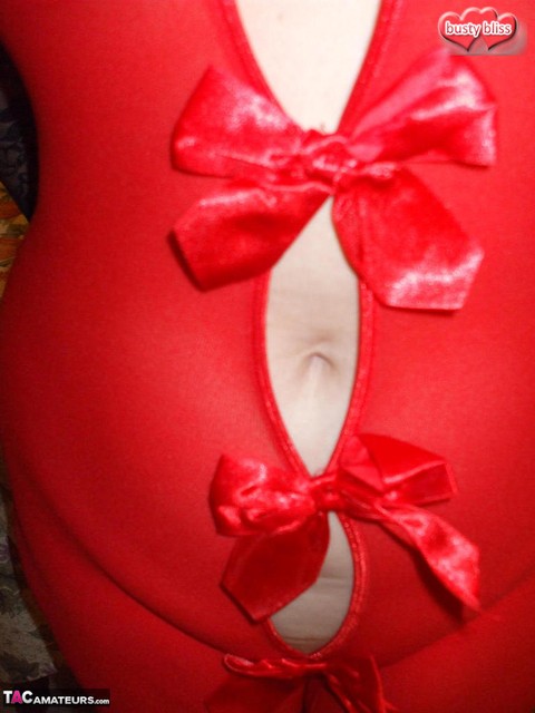 Aged amateur Busty Bliss slurps on a cold beverage while modeling red lingerie | Фото 18
