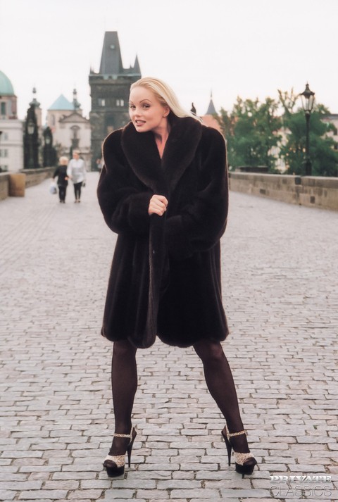 Hot blonde Silvia Saint fingers her bald pussy wearing a fur coat in public | Фото 2