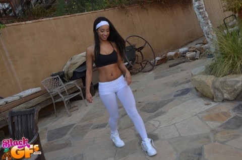 Flexible amateur Latina cutie Teanna Trump works out in yoga pants outdoors | Фото 5