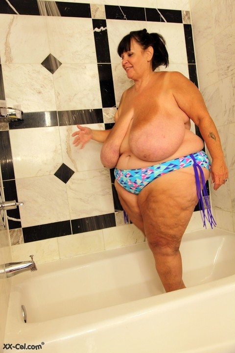 Amateur BBW Suzie Q washing her extra large tanned natural tits | Фото 9