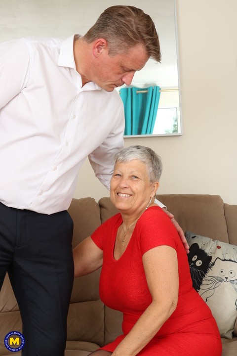 Old British woman and her lover undress before fucking on a couch | Фото 2