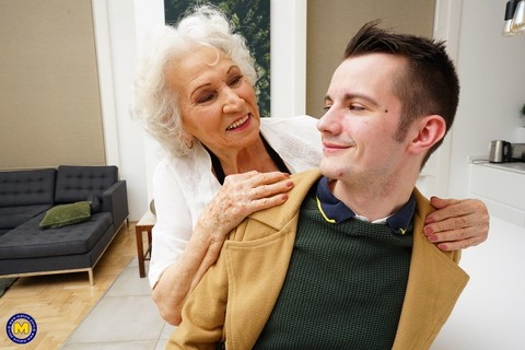 Old woman kisses a young man while seducing him for a badly needed fuck | Фото 3