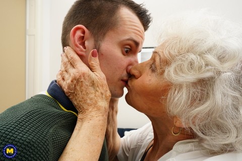 Old woman kisses a young man while seducing him for a badly needed fuck | Фото 4