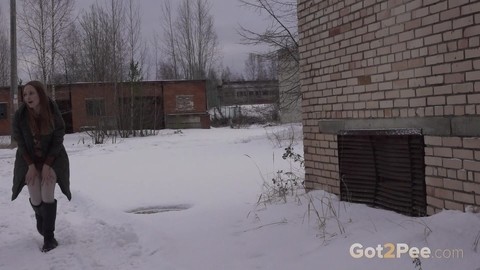 Valya pulls down her leggings to take an urgent piss in the snow by a building | Фото 1