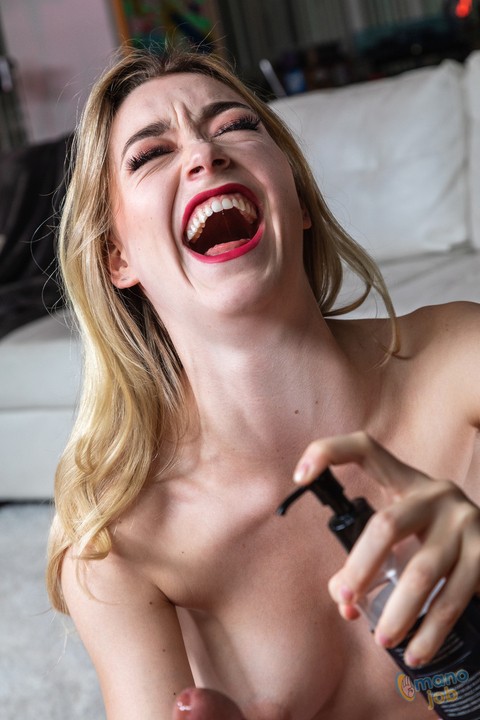 Sexy blonde with red lips takes an upskirt selfie before giving a handjob | Фото 9