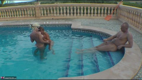 Middle-aged blonde Sweet Susi has a threesome in a swimming pool | Фото 2