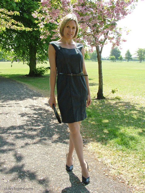 Clothed business woman shows off her sexy legs in high heels in the park | Фото 11