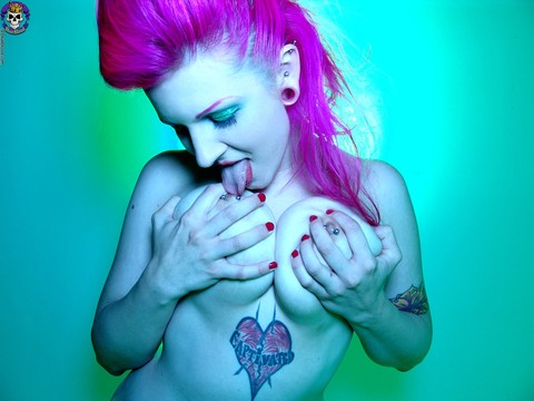 Goth model with pink hair Xanthia Doll pinches the nipples of her big naturals | Фото 15