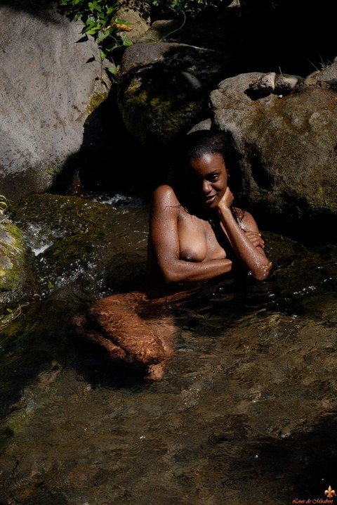 Black girl Lina takes off her bikini to lounge naked in a pool of freshwater | Фото 15