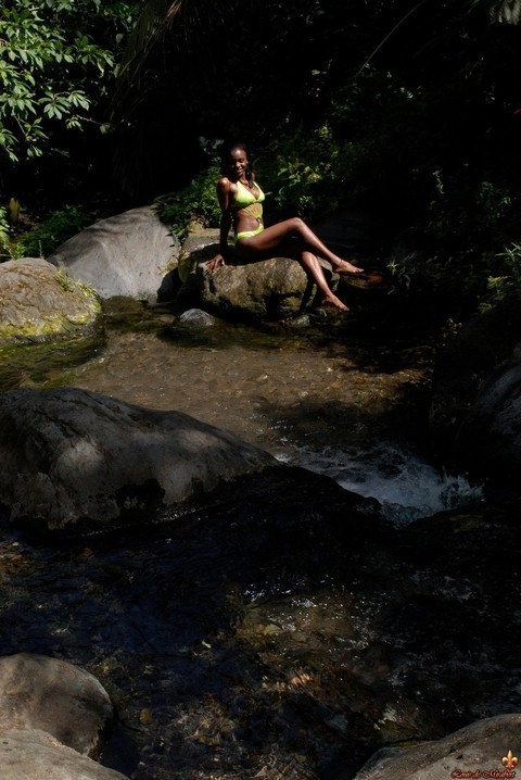 Black girl Lina takes off her bikini to lounge naked in a pool of freshwater | Фото 2