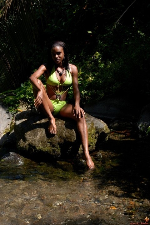 Black girl Lina takes off her bikini to lounge naked in a pool of freshwater | Фото 7