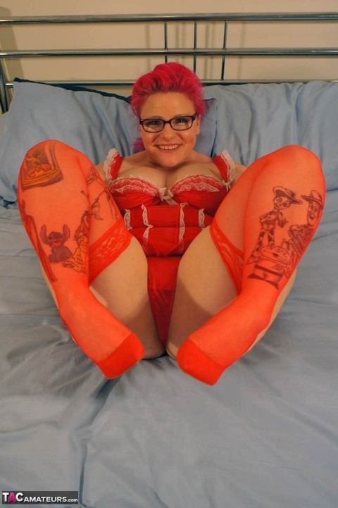 Redheaded amateur Mollie Foxxx displays her pussy in red stockings and heels | Фото 7