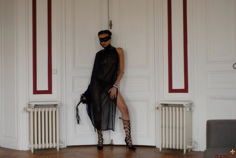 Brazilian female Angelique exposes her long legs while wearing a mask | Фото 1