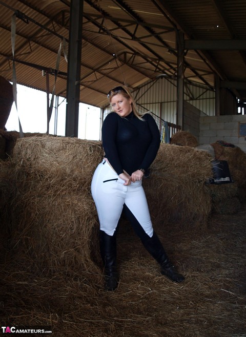 Overweight blonde Samantha exposes herself in a hay room inside of a barn | Фото 2