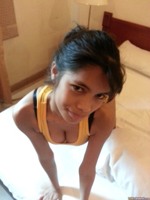Slim Filipina girl Jennifer bares her big tits prior to giving a BJ in motel | Фото 1
